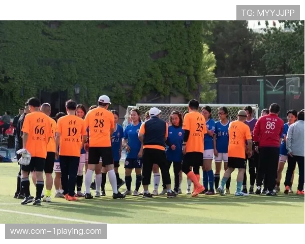 足球小子亲眼见证父亲赛场英姿父爱如山与球场荣耀同行